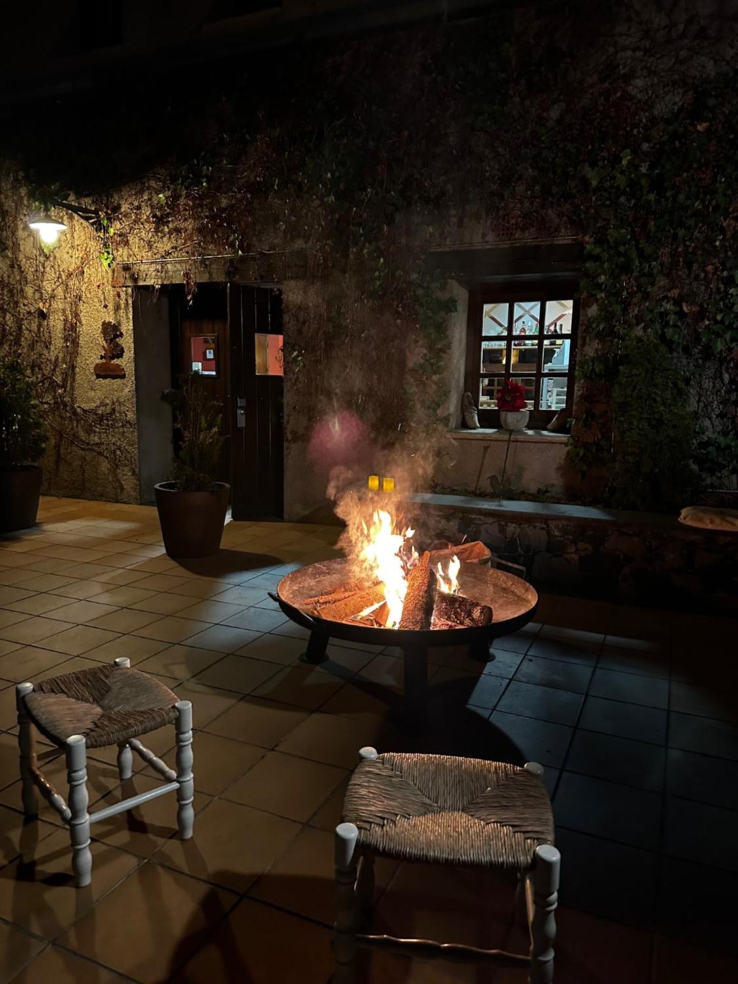 Hotel Can Blanc Olot Exterior foto