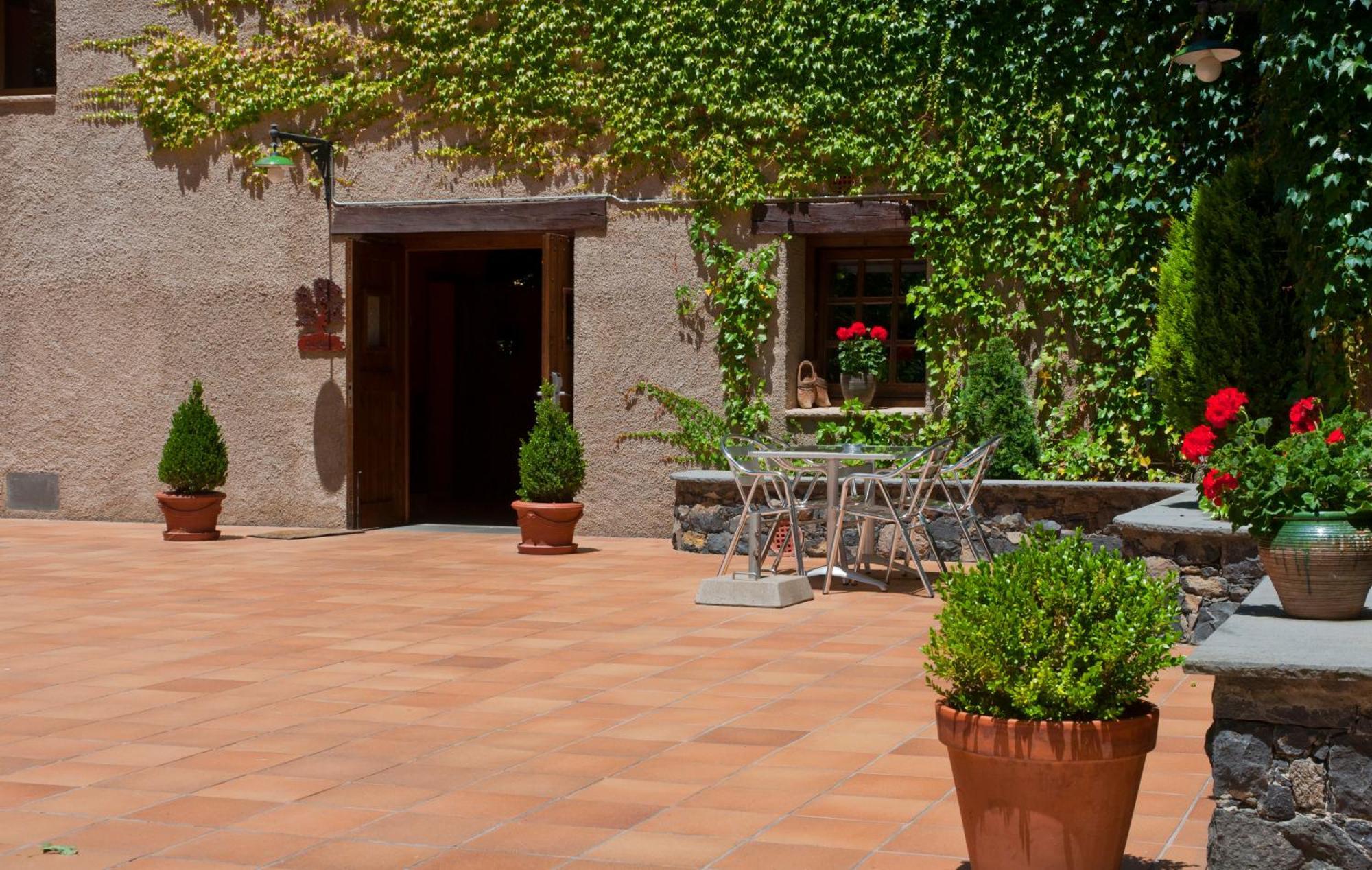 Hotel Can Blanc Olot Exterior foto