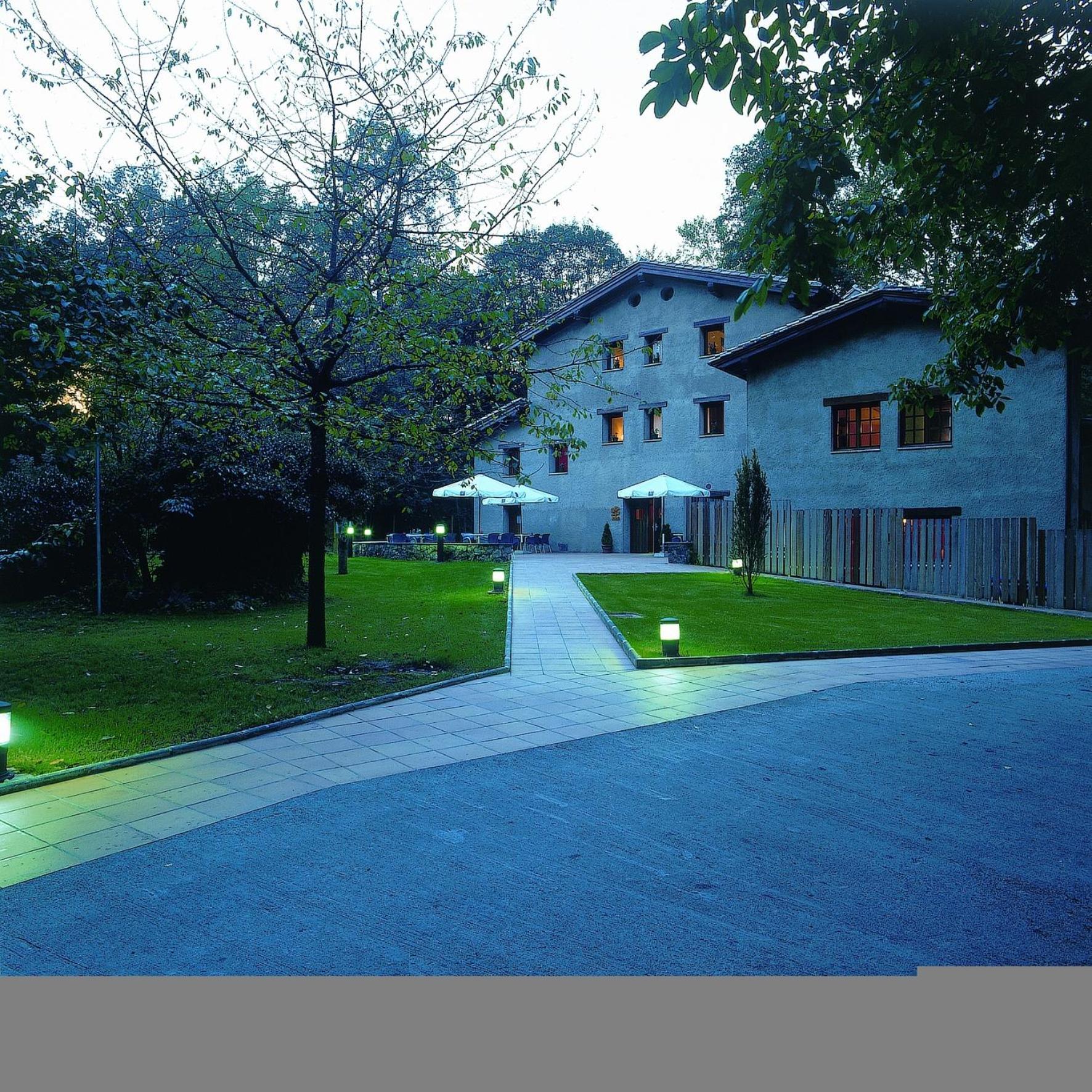 Hotel Can Blanc Olot Exterior foto