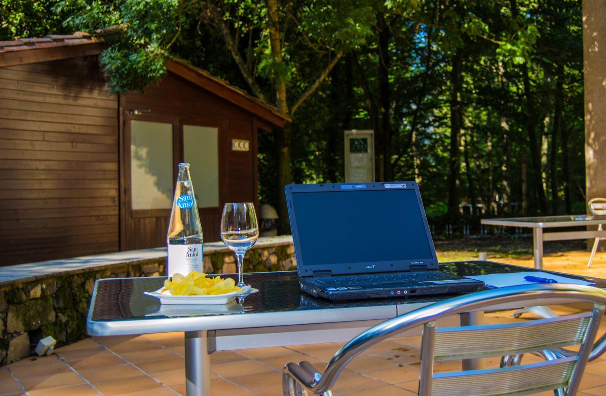 Hotel Can Blanc Olot Exterior foto