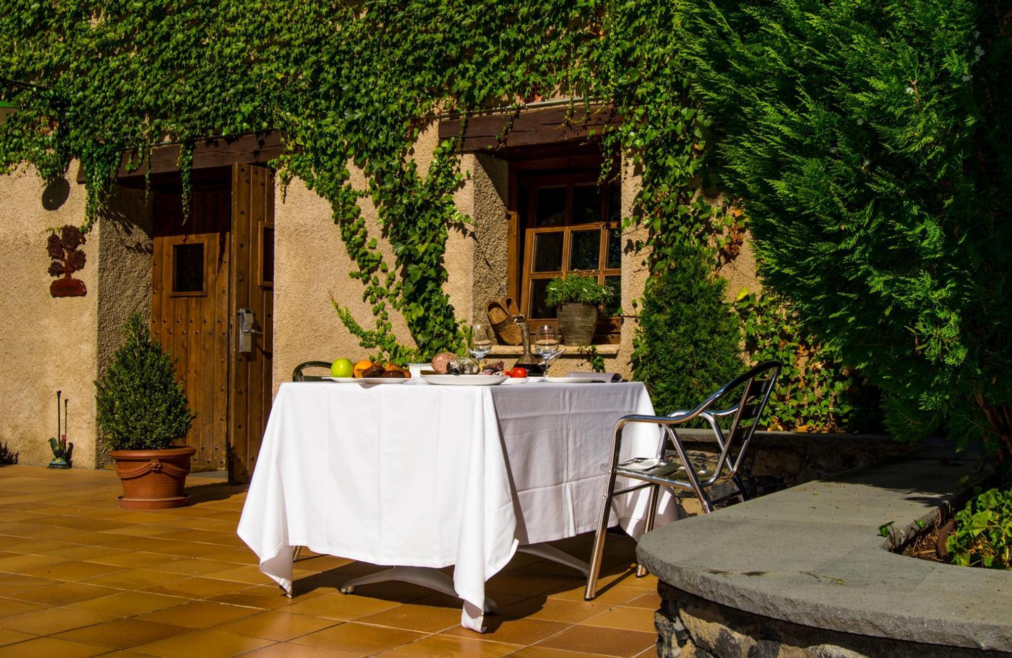 Hotel Can Blanc Olot Exterior foto